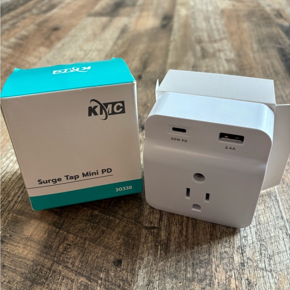 USB-C PD Surge Protector 3-Outlet Wall Tap - Picture 2 of 8